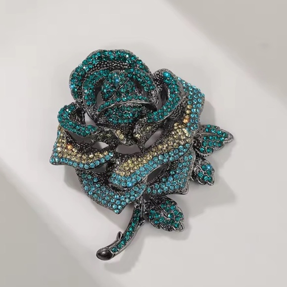 Red Rose Elegant Crystal Brooch - Picture 5 of 10